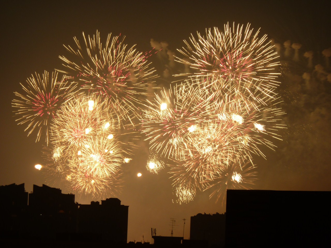 http://www.shintoko.jp/engblog/archives/images/2011/12/111218_fireworks907.jpg