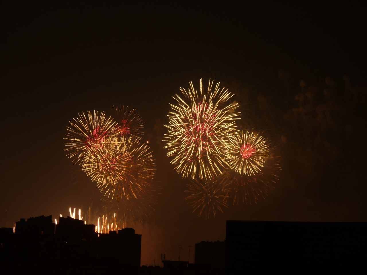 http://www.shintoko.jp/engblog/archives/images/2011/12/111218_fireworks910.jpg