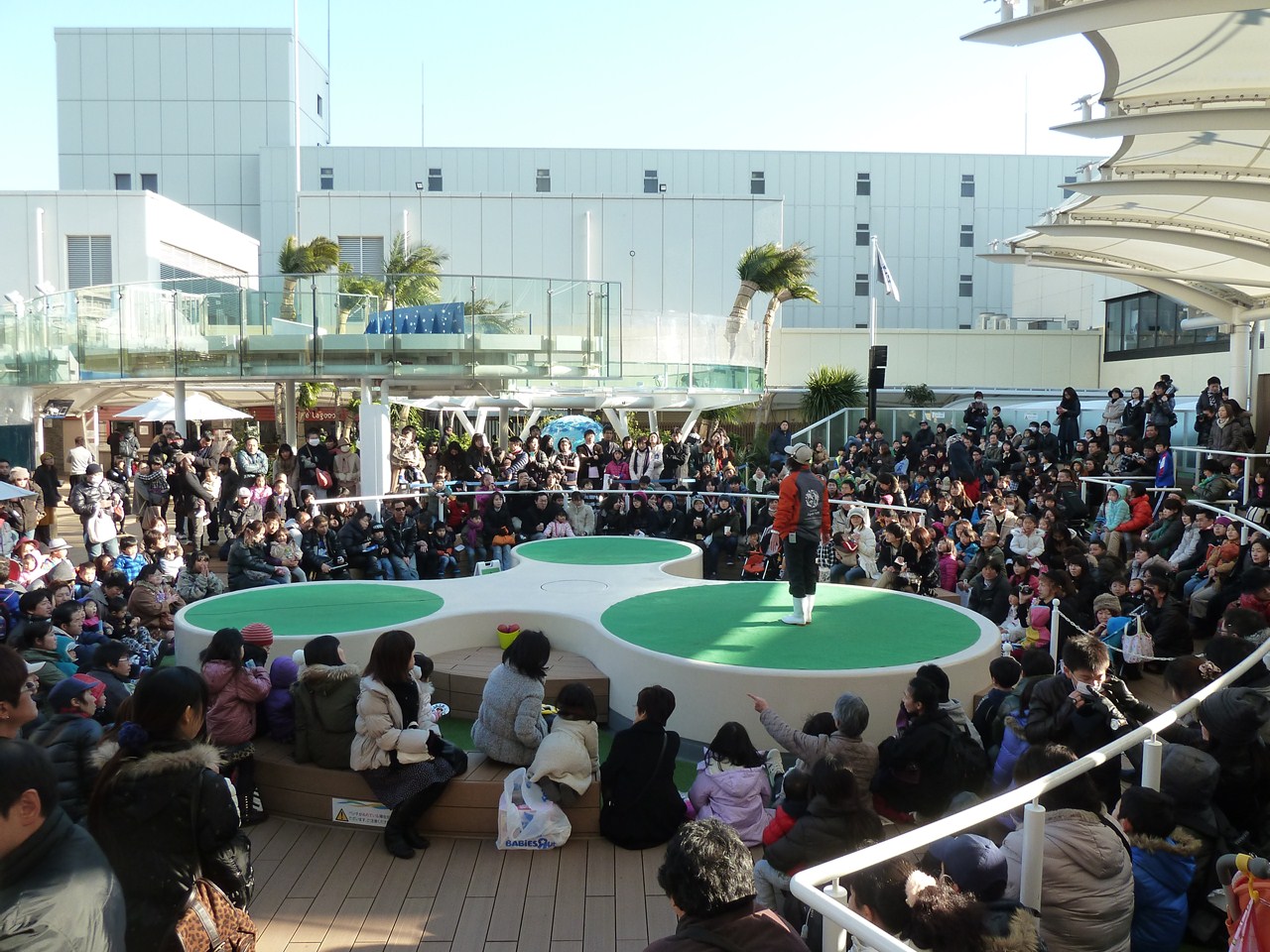 http://www.shintoko.jp/engblog/archives/images/2011/12/111231_sunshineaqua270.jpg