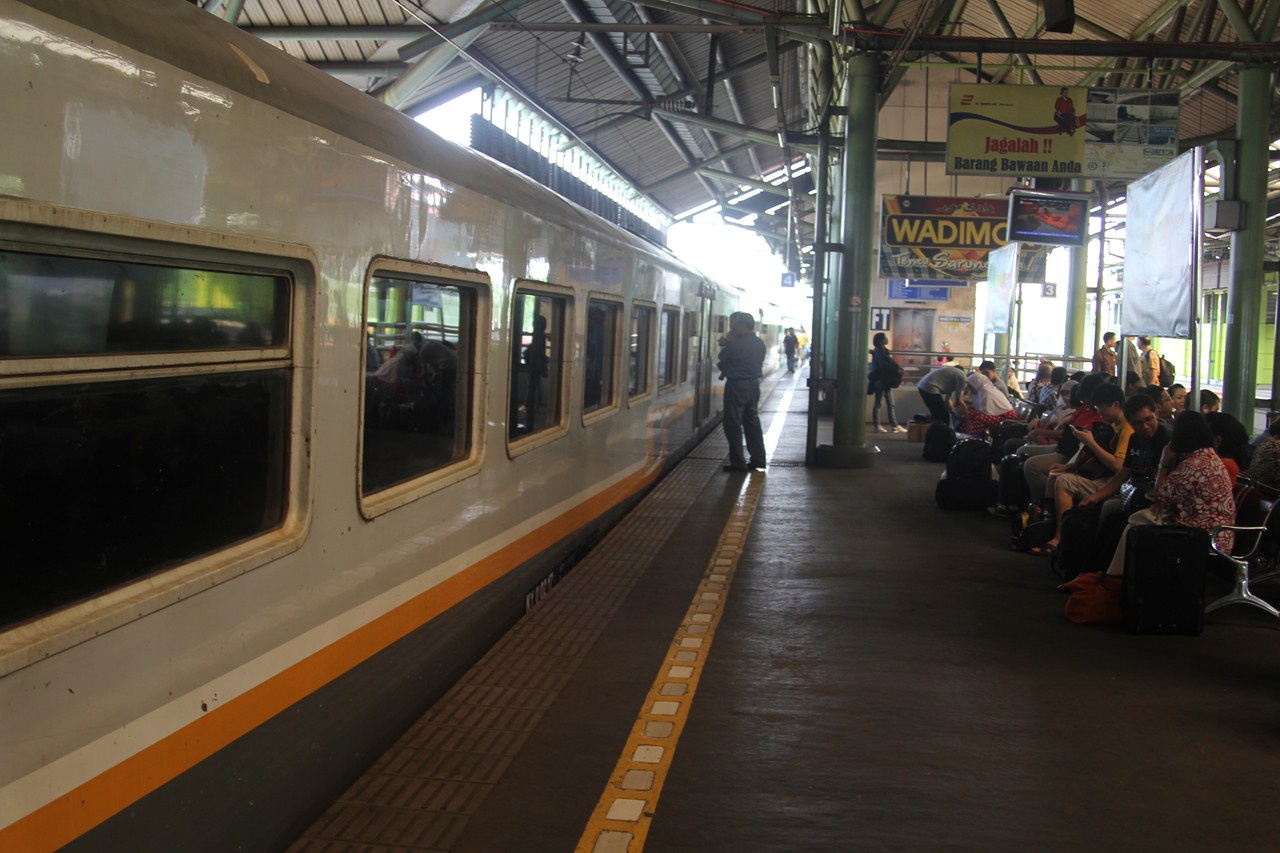 http://www.shintoko.jp/engblog/archives/images/2012/10/121026_bandungkeretaapi1611.jpg