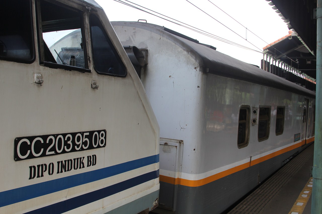 http://www.shintoko.jp/engblog/archives/images/2012/10/121026_bandungkeretaapi1618.jpg