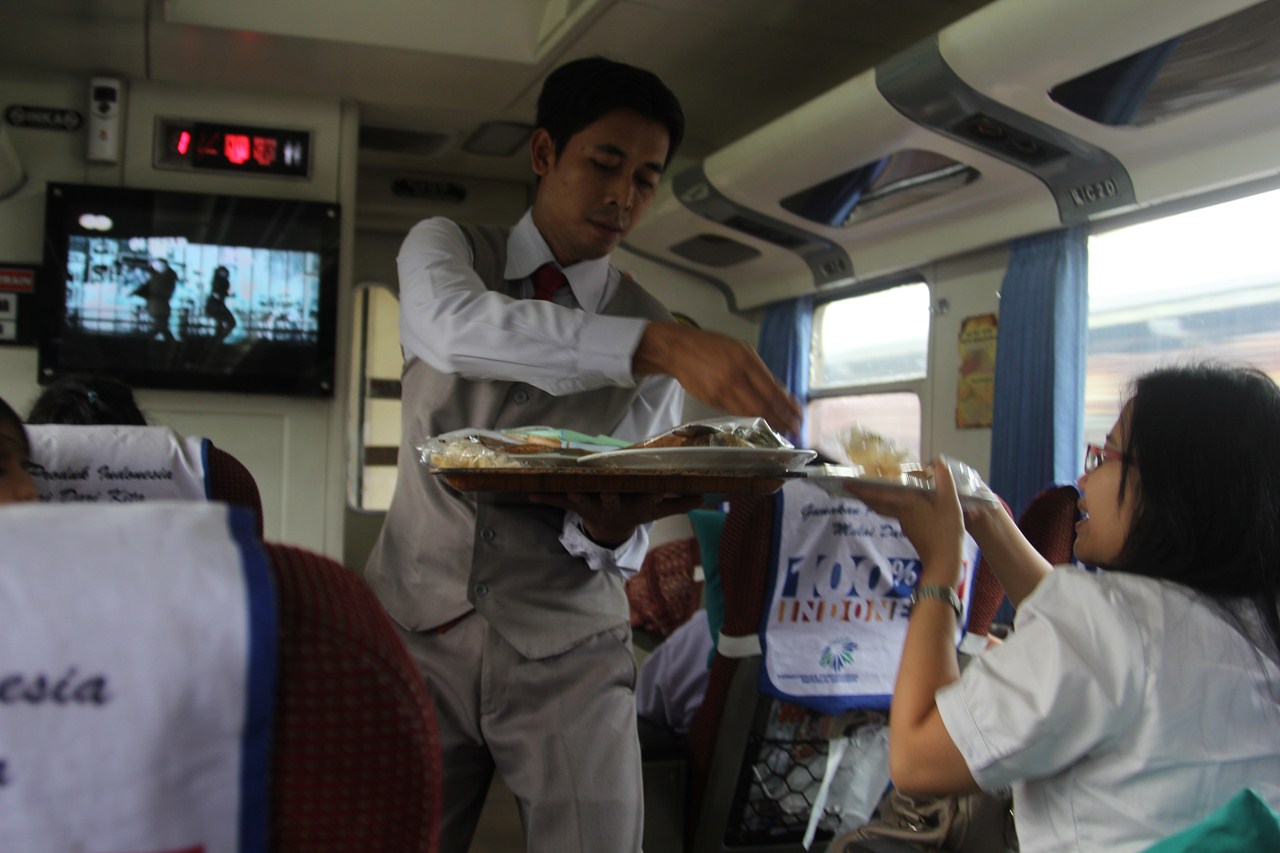 http://www.shintoko.jp/engblog/archives/images/2012/10/121026_bandungkeretaapi1627.jpg