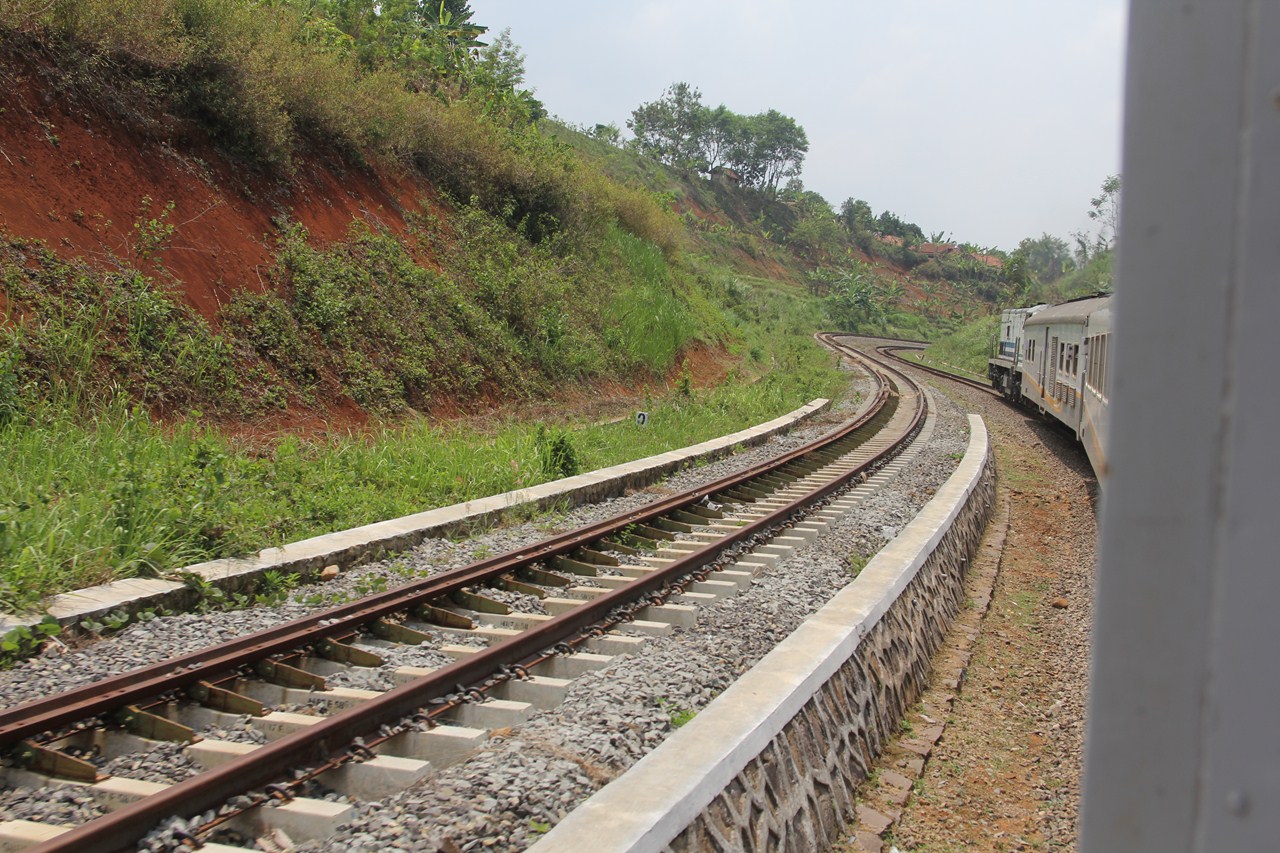 http://www.shintoko.jp/engblog/archives/images/2012/10/121026_bandungkeretaapi1666.jpg