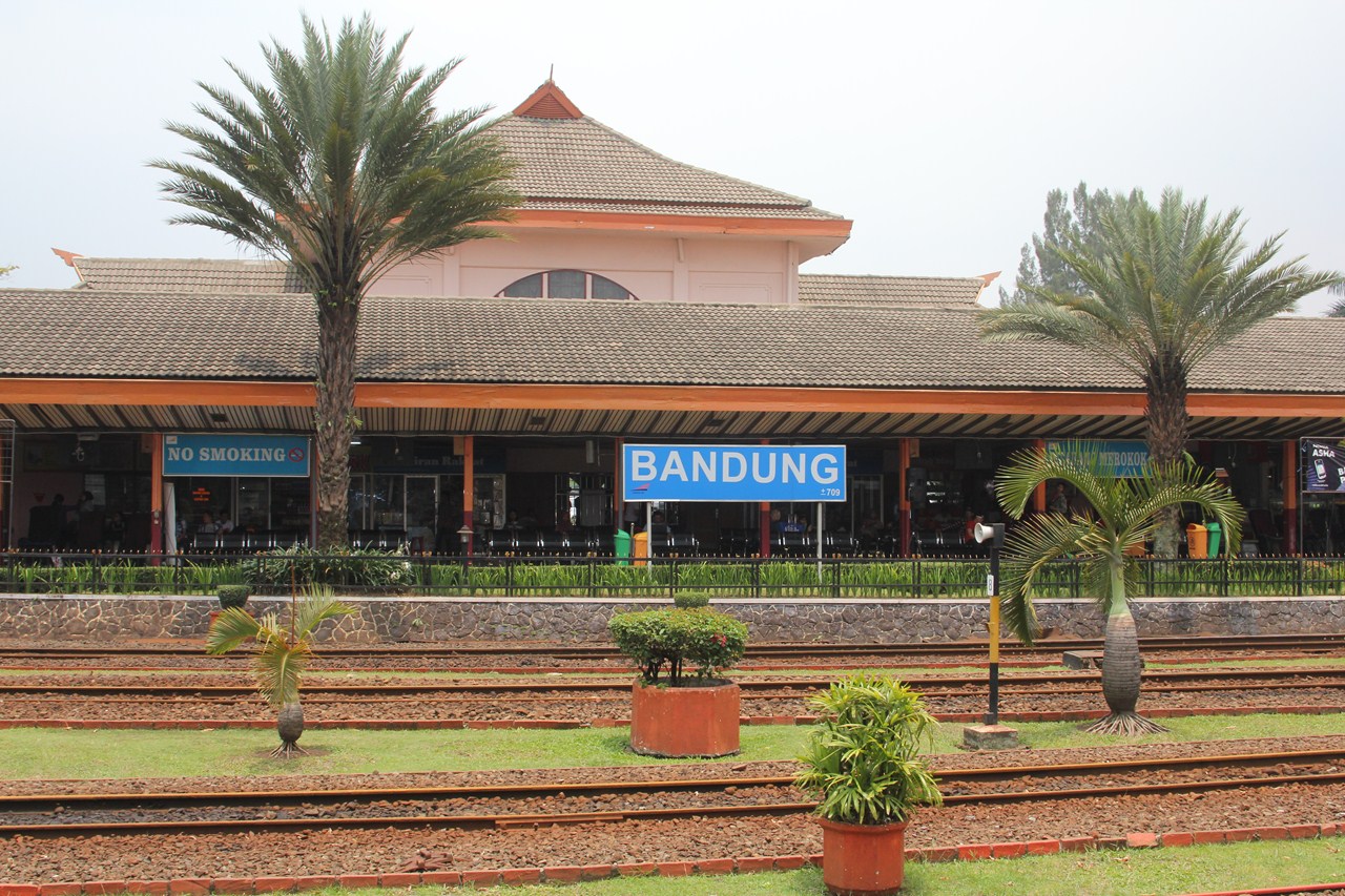 http://www.shintoko.jp/engblog/archives/images/2012/10/121026_bandungkeretaapi1671.jpg