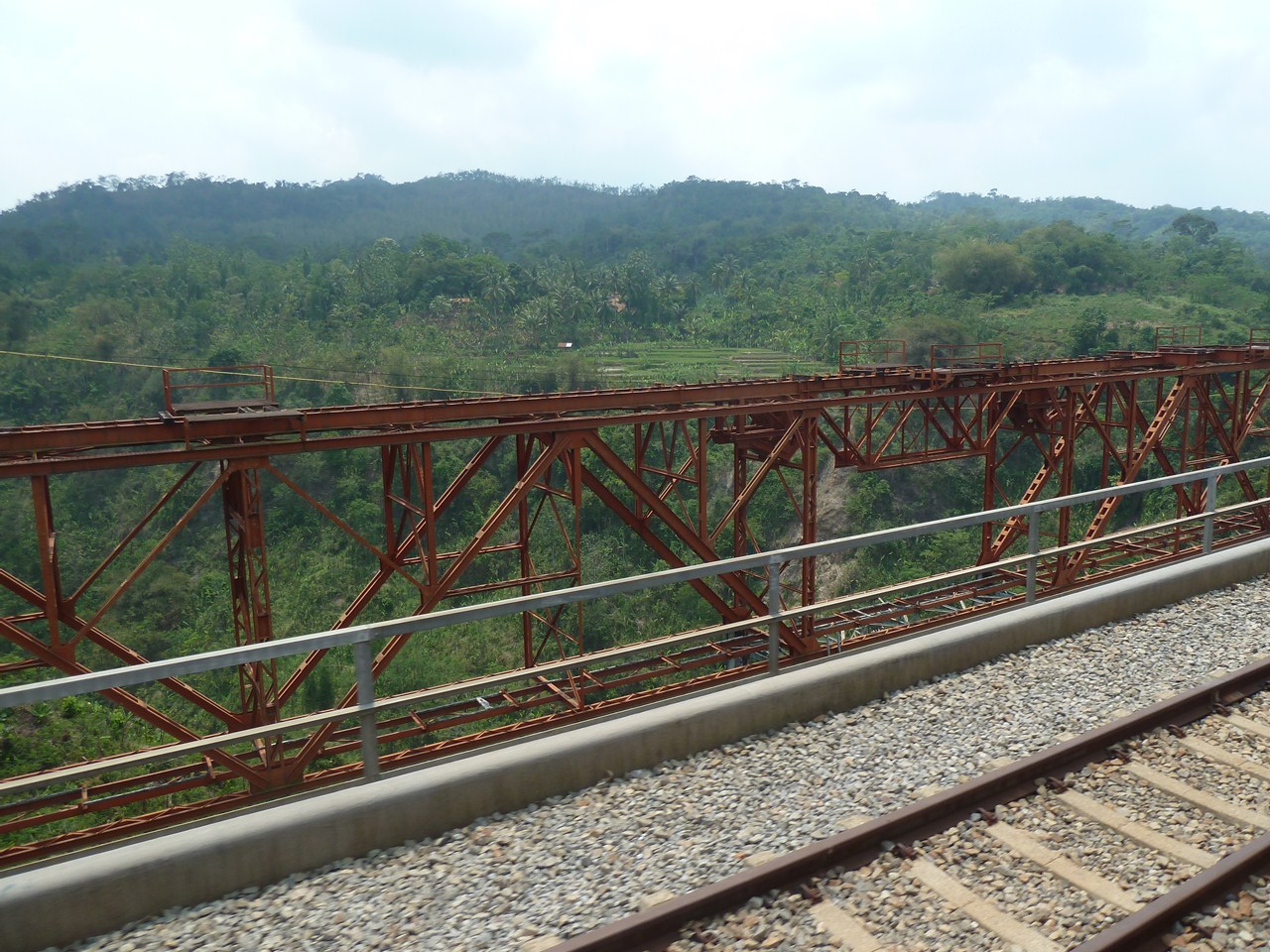 http://www.shintoko.jp/engblog/archives/images/2012/10/121026_bandungkeretaapi322.jpg