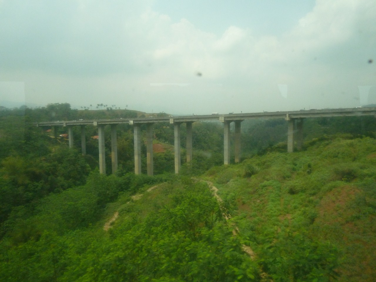 http://www.shintoko.jp/engblog/archives/images/2012/10/121026_bandungkeretaapi331.jpg