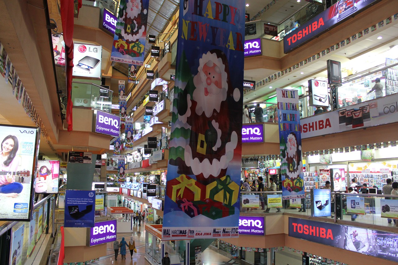 http://www.shintoko.jp/engblog/archives/images/2012/12/121231_manggaduamall63.jpg