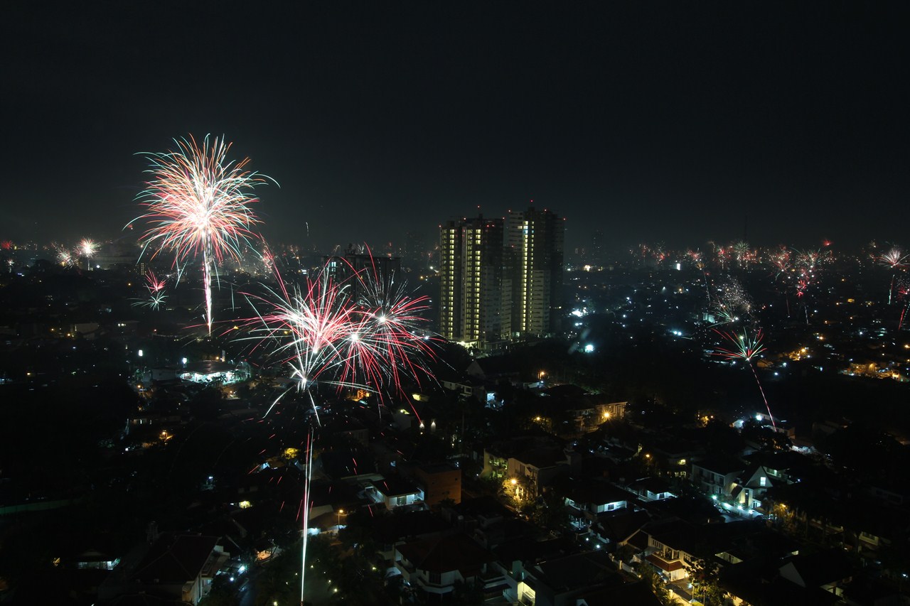 http://www.shintoko.jp/engblog/archives/images/2013/01/130101_fireworksjakarta529.jpg