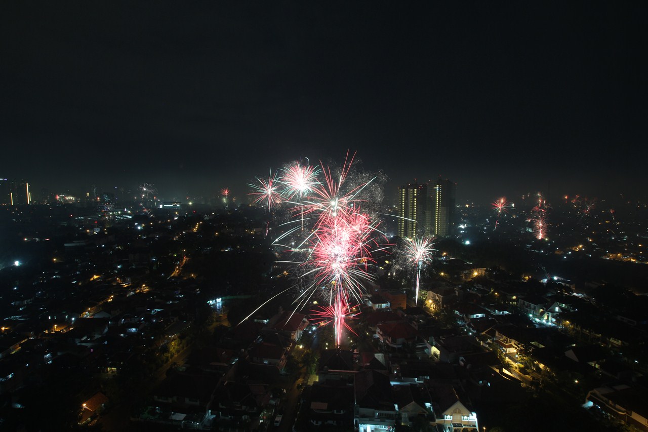 http://www.shintoko.jp/engblog/archives/images/2013/01/130101_fireworksjakarta540.jpg