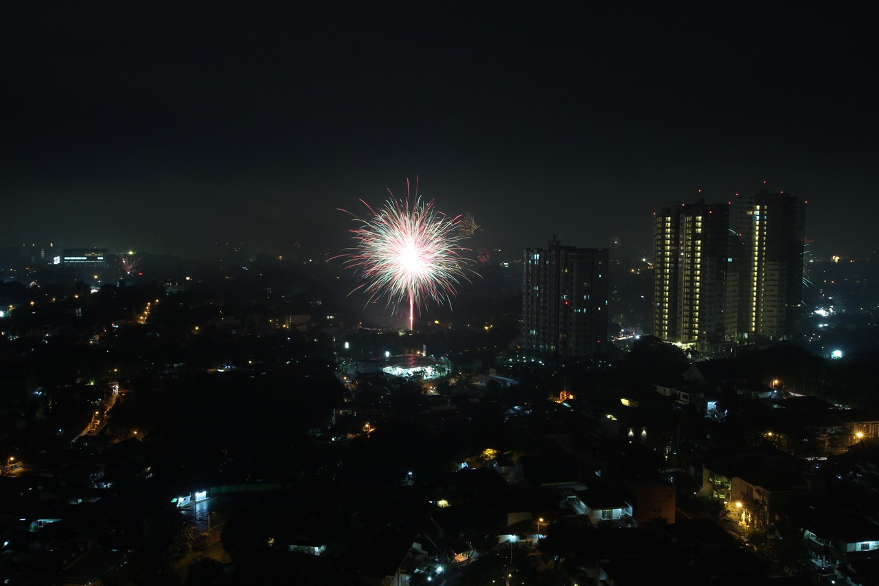 http://www.shintoko.jp/engblog/archives/images/2013/01/130101_fireworksjakarta575.jpg