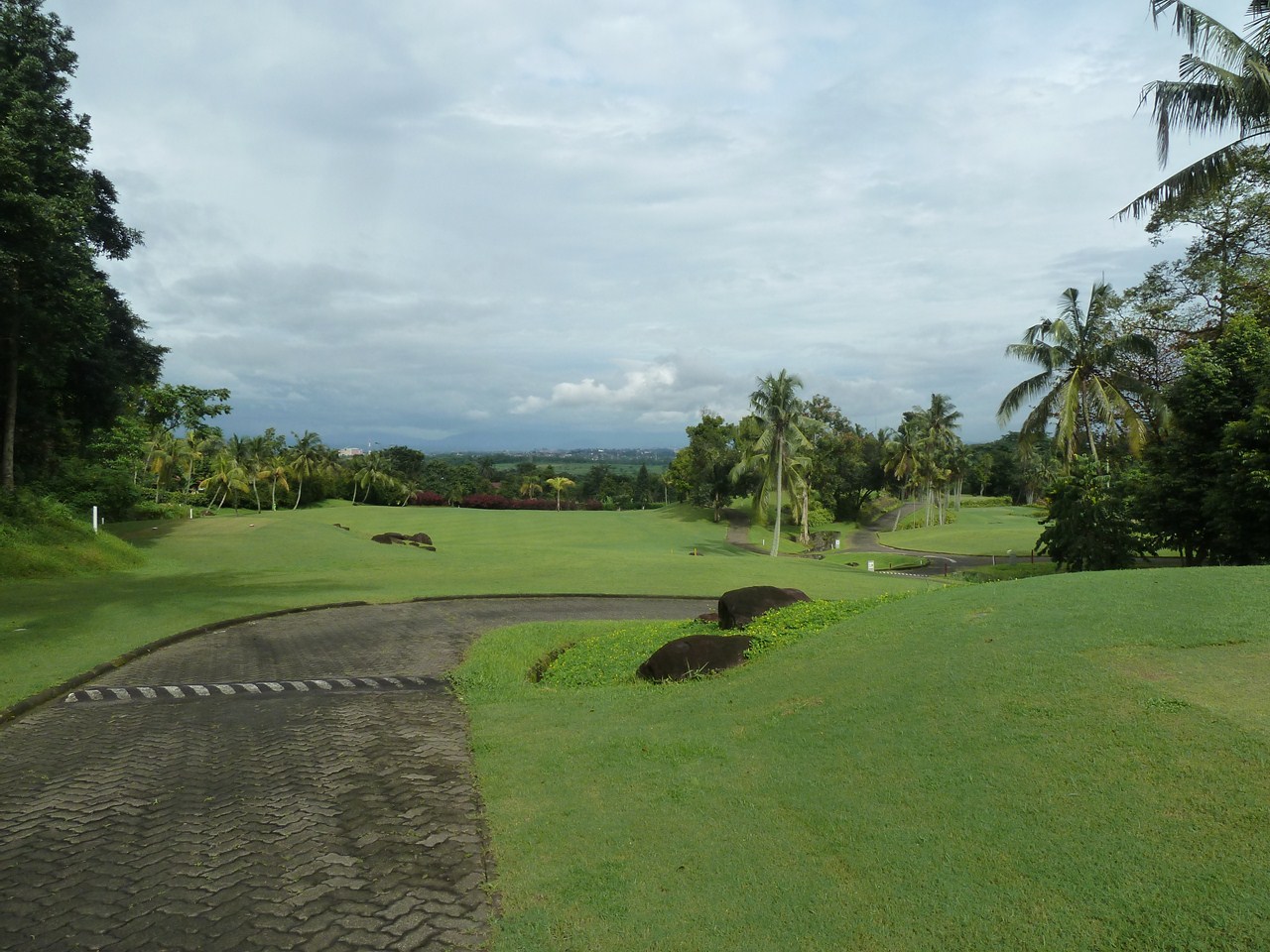 http://www.shintoko.jp/engblog/archives/images/2013/02/130217_gununggeulisgolf212.jpg