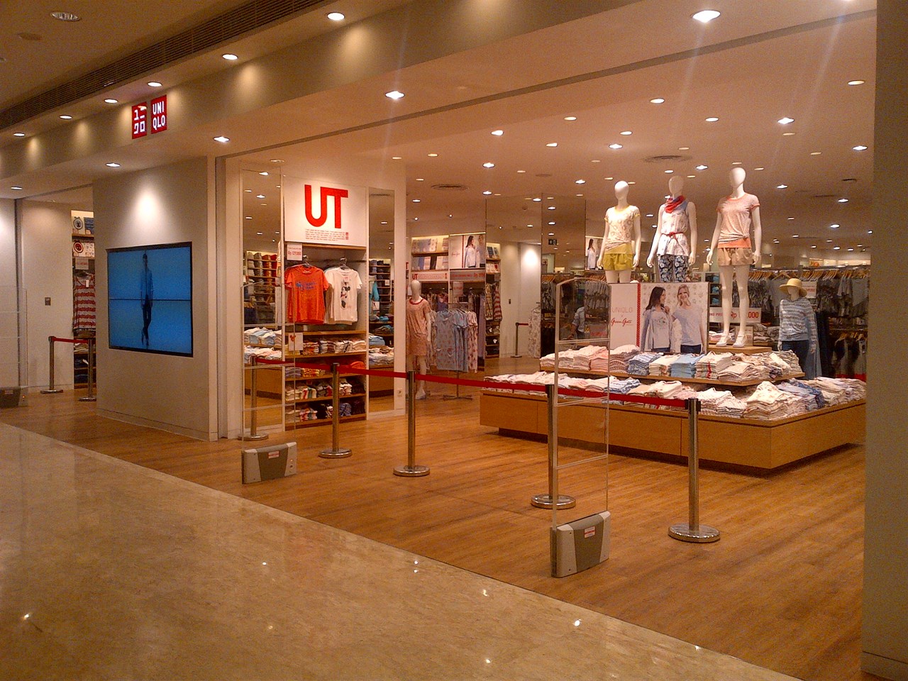 http://www.shintoko.jp/engblog/archives/images/2013/06/130625_uniqloopen-02652.jpg