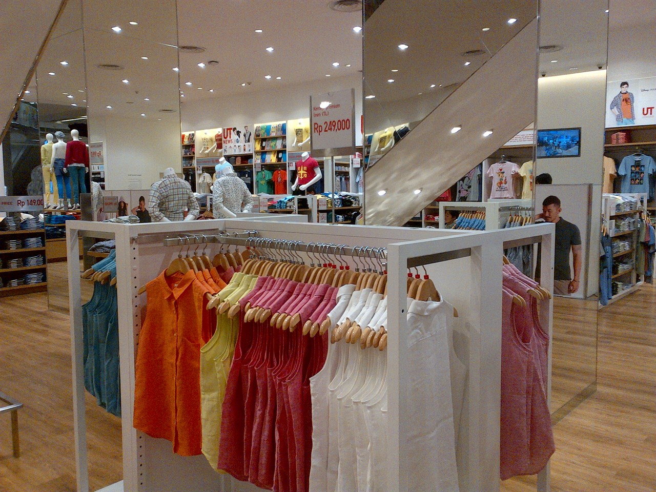 http://www.shintoko.jp/engblog/archives/images/2013/06/130625_uniqloopen02645.jpg