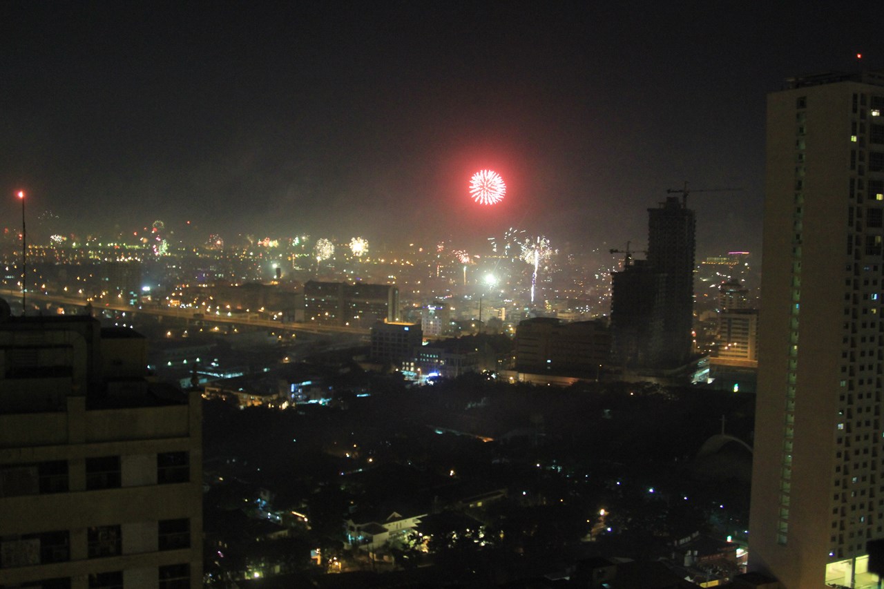 http://www.shintoko.jp/engblog/archives/images/2014/01/140101_manilafireworks6698.jpg