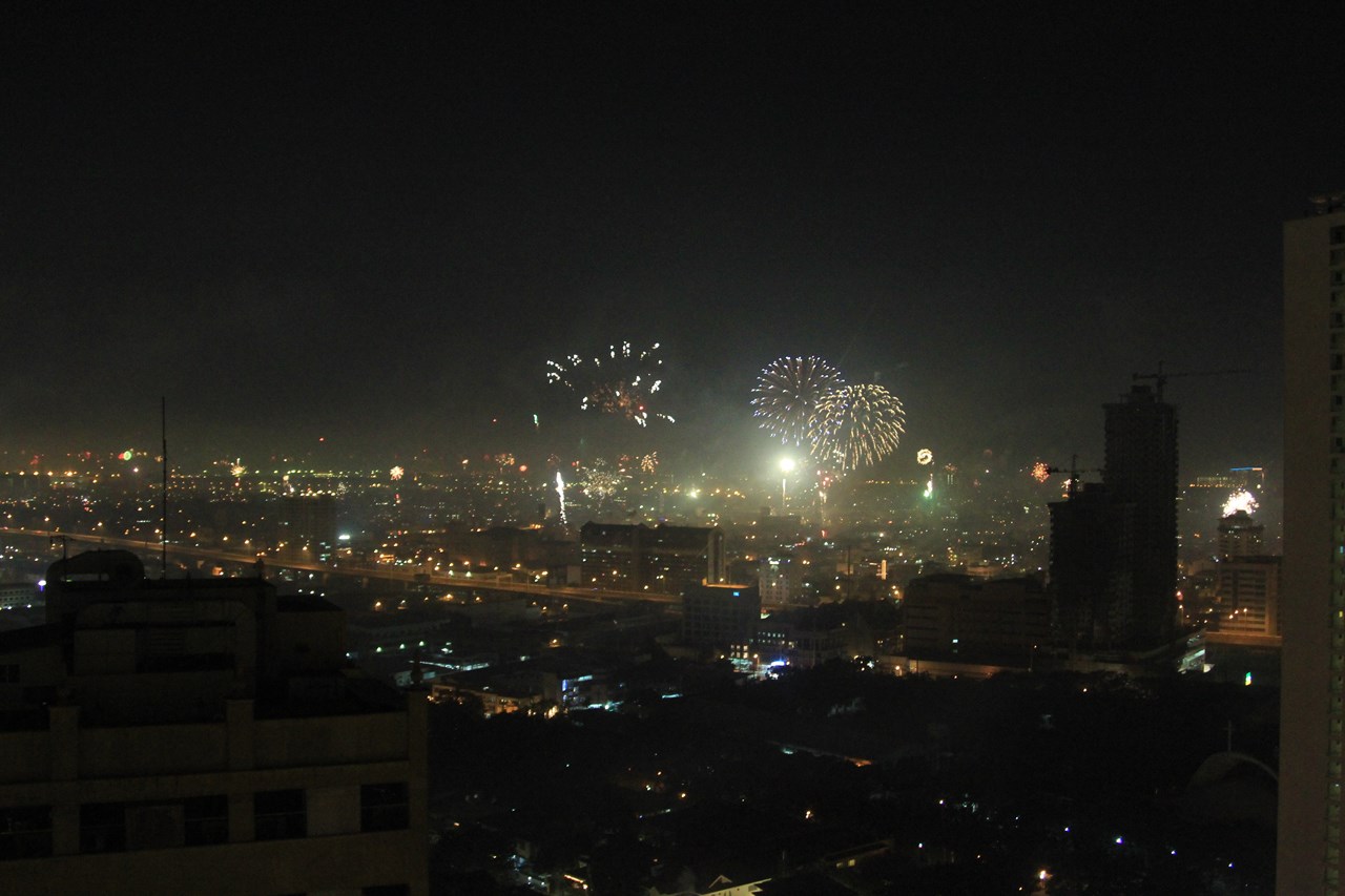 http://www.shintoko.jp/engblog/archives/images/2014/01/140101_manilafireworks6700.jpg