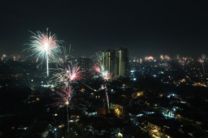 130101_fireworksjakarta530.jpg