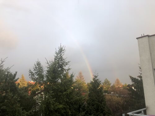 自宅のフラットから見えた小雨の中の虹！